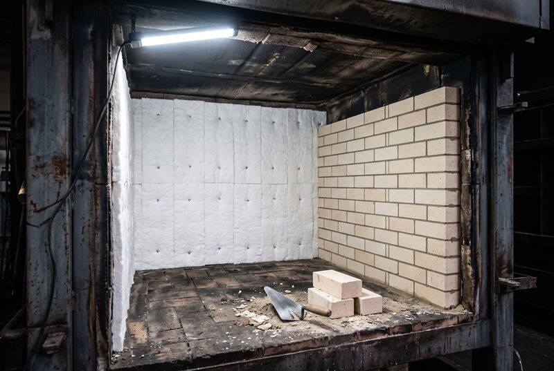 Ofenkammer mit neuen Fasermodulen und frisch gemauerten Feuerleichtsteinen (Symbolbild)